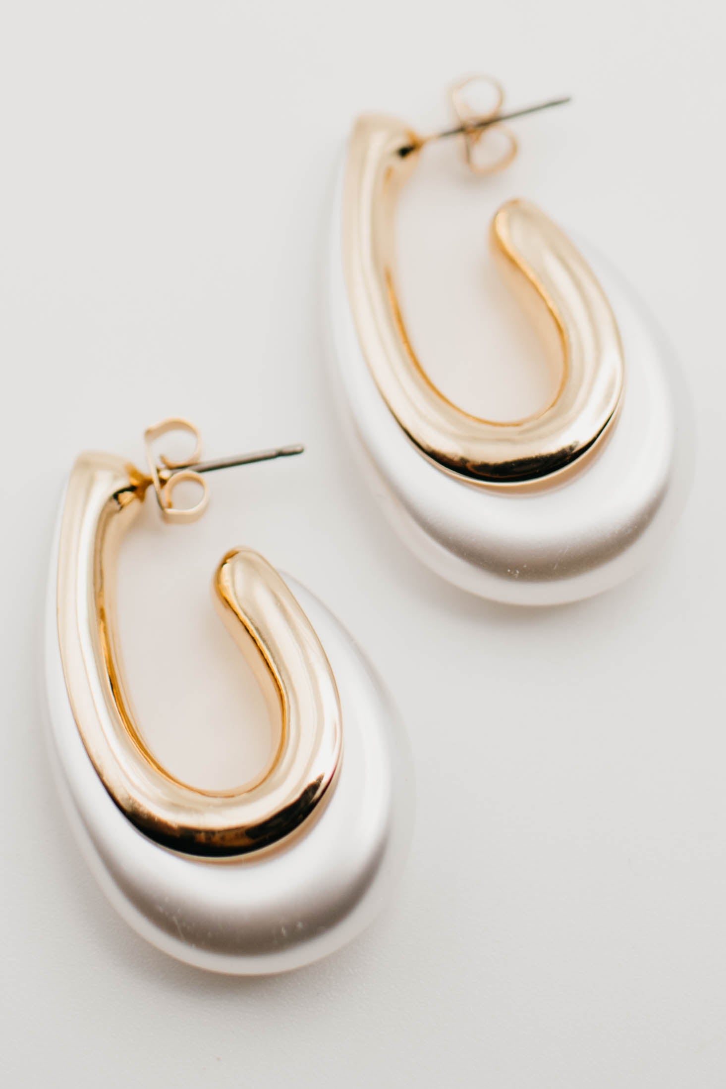 The Zada Oval Hoop Earring